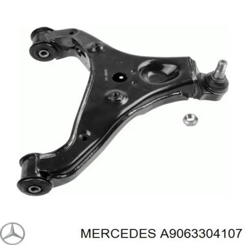 Правый рычаг передней нижней подвески A9063304107 MERCEDES