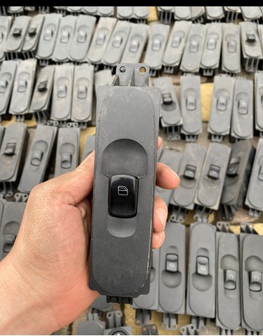 Кнопки переднего правого стеклоподъемника A9065451913 MERCEDES