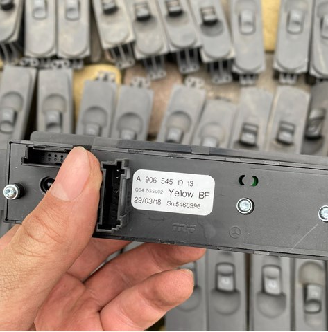 A9065451913 MERCEDES Кнопочный блок управления стеклоподъемником передний правый купить в Винница