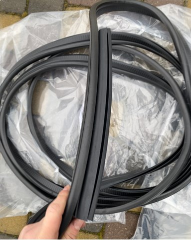 MERCEDES 9066976298 Уплотнитель двери задней (на кузове) в наличии Ровно