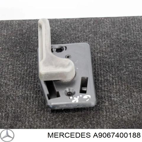 Ручка задней (распашной) двери, левая внутренняя A9067400188 MERCEDES