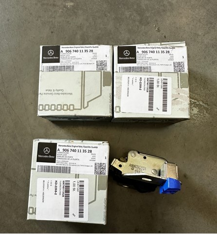 MERCEDES A906740113528 Замок двери задней левой распашной верхний в наличии Кривой Рог