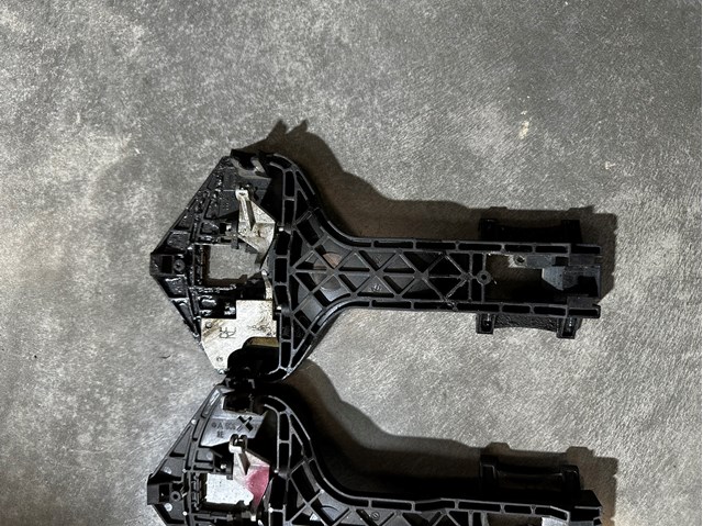 MERCEDES A9067601034 Держатель наружной ручки двери передней правой в наличии Винница