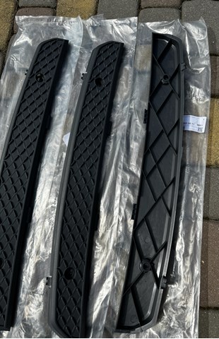 MERCEDES A9068850011 Накладка бампера переднего в наличии Черновцы
