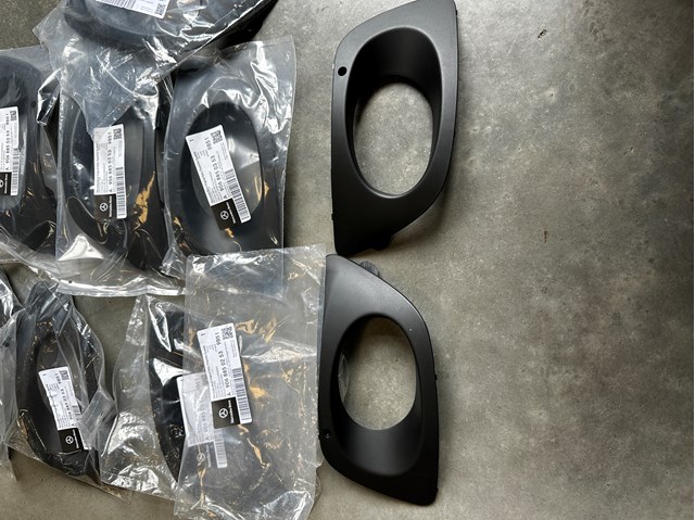A90688502539B51 MERCEDES Заглушка (решетка) противотуманных фар бампера переднего левая купить в Львов