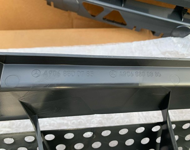 A90688805239B51 MERCEDES Решетка радиатора купить в Николаев
