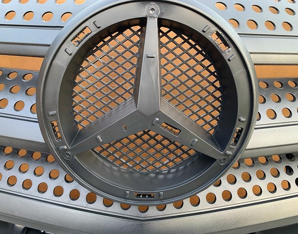 MERCEDES A90688805239B51 Решетка радиатора в наличии Чернигов