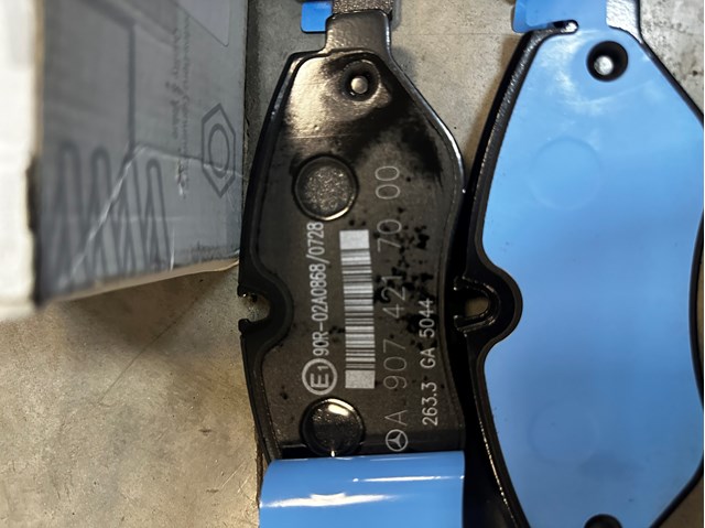 A9074208101 MERCEDES Передние тормозные колодки купить в Харьков