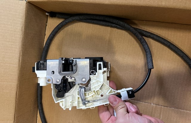 MERCEDES 9107303800 Замок двери боковой сдвижной правой в наличии Ирпень