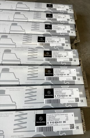 Щетка дворника левая A9108240100 MERCEDES