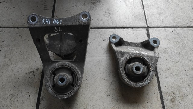 TOYOTA 5238042110 Кронштейн (траверса) заднего редуктора правая в наличии Каменское