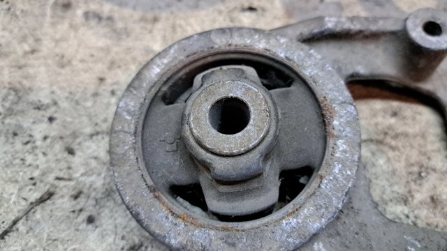 TOYOTA 5238042120 Кронштейн (траверса) заднего редуктора левая в наличии Винница