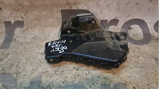 Замок двери багажника Toyota RAV4 3