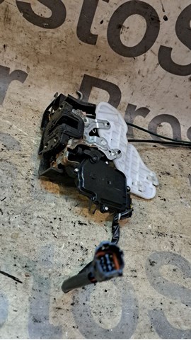 HYUNDAI 813104D010 Замок водительской двери в наличии Житомир