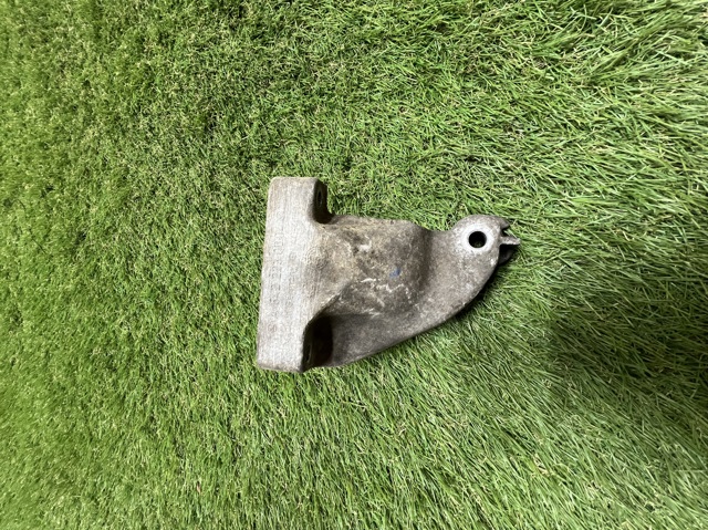 Кронштейн подушки (опоры) двигателя, левой A6422230004 MERCEDES