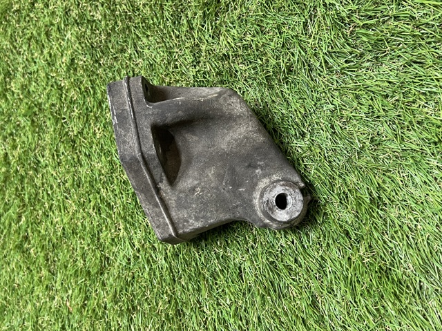 Кронштейн подушки (опоры) двигателя, левой A6422230204 MERCEDES
