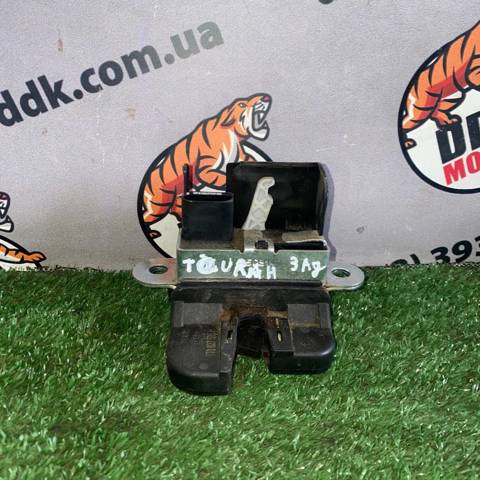 Замок пятой двери 1T0827505H VAG