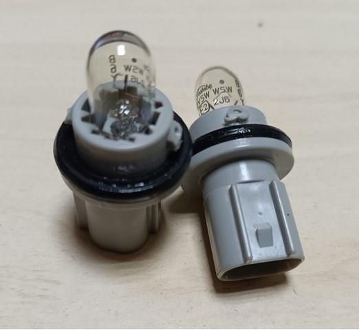 MU805818 Mitsubishi цоколь (патрон лампочки подсветки номера)