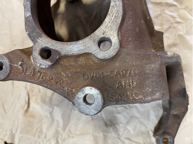 Цапфа - поворотный кулак задний, правый CV615A970 FORD