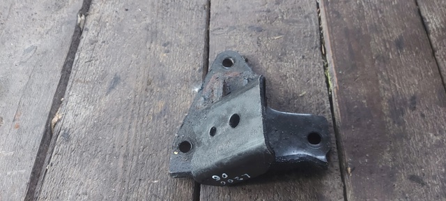 Кронштейн подушки (опоры) двигателя, правой 1091A080 MITSUBISHI