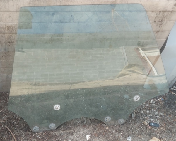Стекло задней двери, левой 62011AG110 SUBARU