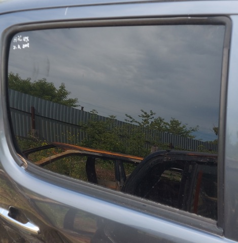 Стекло задней двери, правой 681030K160 TOYOTA