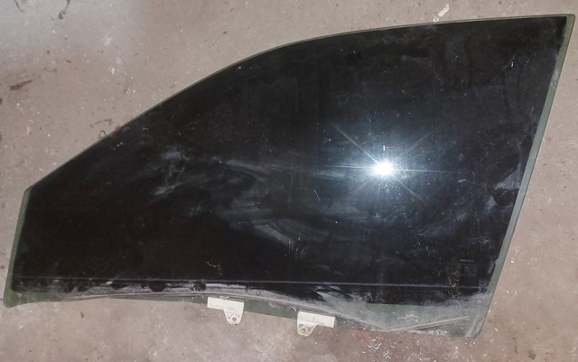 Стекло двери передней левой 803013Y500 NISSAN