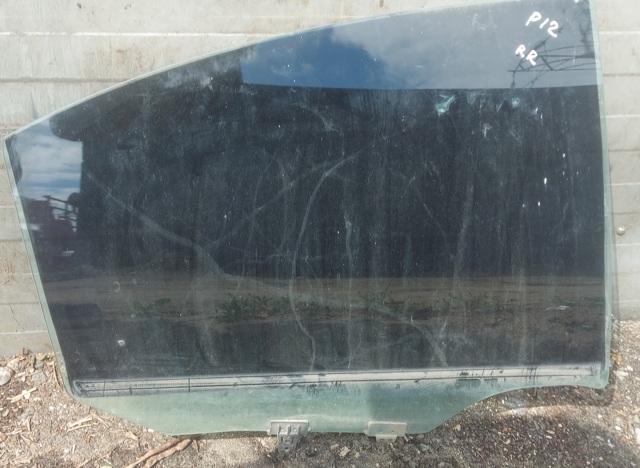 Стекло задней двери, правой 82300AV600 NISSAN