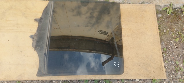 Стекло задней двери, правой 82300EB33A NISSAN