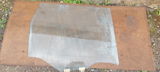 Стекло задней правой двери 82300JG000 NISSAN