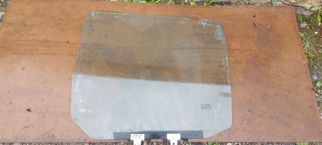 Стекло задней двери, левой 823012S703 NISSAN
