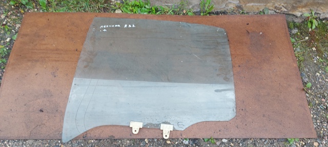 Стекло двери задней левой 8230142U00 NISSAN