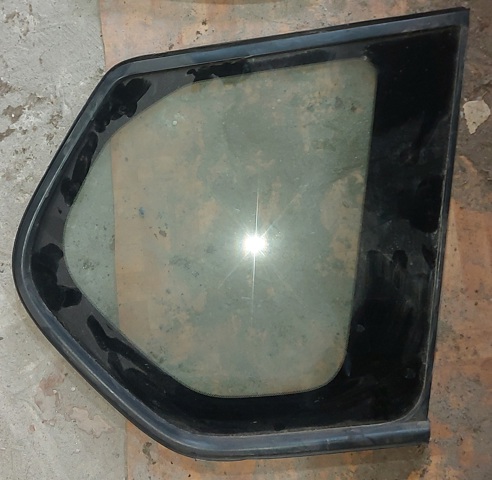 Стукло багажника, правое 83300JG000 NISSAN