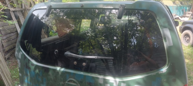 Стукло багажника, правое 83306EB315 NISSAN