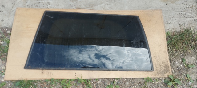 Стекло кузова/багажного отсека, левое 83307EB305 NISSAN