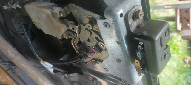 Замок стекла багажника (двери 3/5-й задней (ляды) 90330EA500 NISSAN