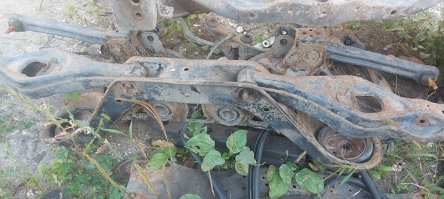 Балка задней подвески поперечная Mitsubishi Pajero 3