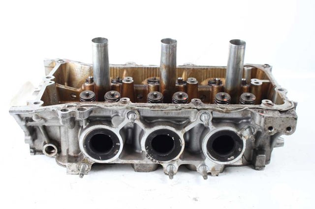 Головка блока цилиндров (ГБЦ), левая 1110239056 TOYOTA