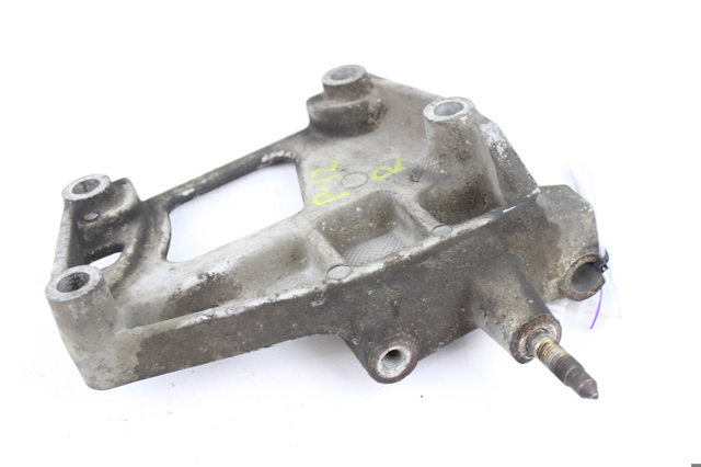 Кронштейн подушки (опоры) двигателя, правой 11231AU400 NISSAN