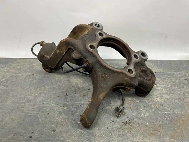Цапфа (поворотный кулак) передний правый 400144EA0A NISSAN