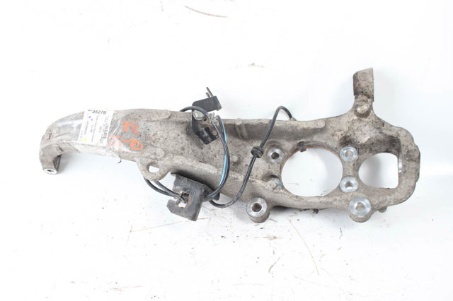 Цапфа (поворотный кулак) передний правый 400144GA0A NISSAN