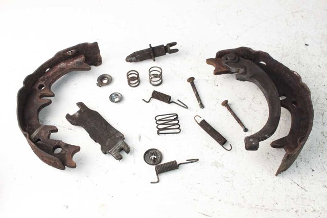 Тормозные колодки стояночного тормоза 4655033020 TOYOTA