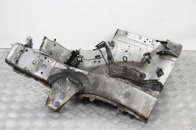 Правый передний лонжерон 5702748900 TOYOTA