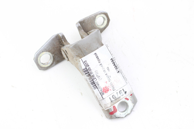 Петля передней двери правая 5702A033 MITSUBISHI