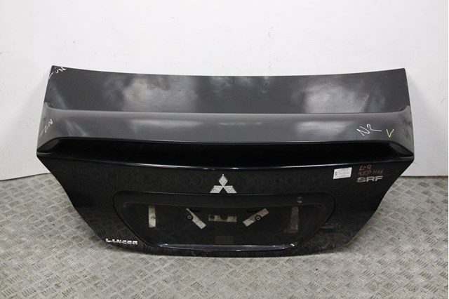 Крышка багажника со спойлером седан дефект 5920A020