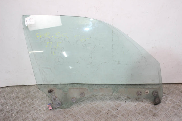 Стекло передней правой двери 61011SA000 SUBARU