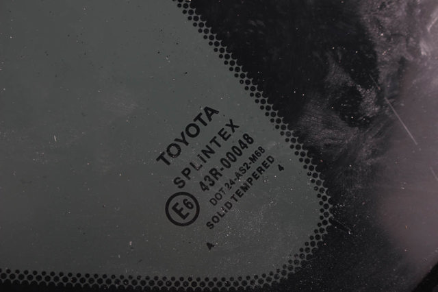 Стукло багажника, правое 627100F010 TOYOTA