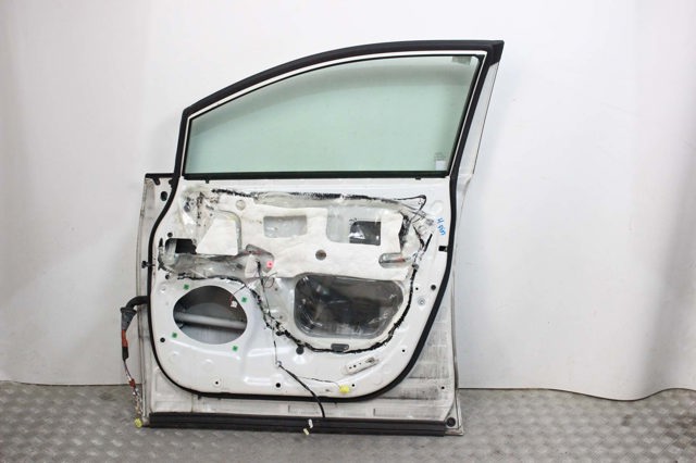 Пассажирская передняя дверь 670010T022 TOYOTA
