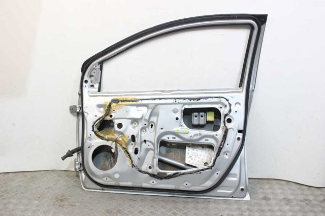 Пассажирская передняя дверь 6700152400 TOYOTA