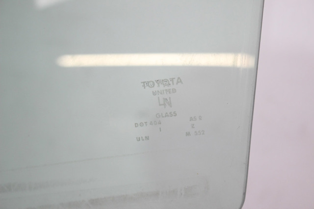 Стекло передней двери, левой 68102AA030 TOYOTA